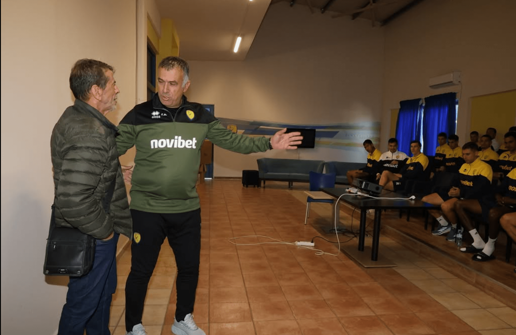 Ο Αναστασίου υποδέχθηκε τον Πετράκη - Η συγκινητική ομιλία στους παίκτες του Παναιτωλικού (video)