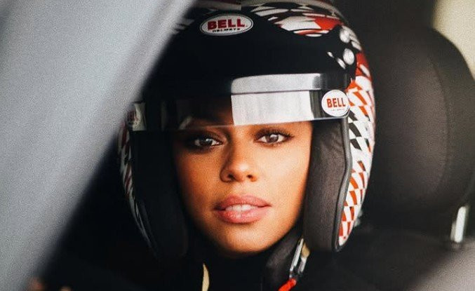 Δύο πανέμορφες γυναίκες στη «μάχη» για την προεδρία της Formula 1 (photos)