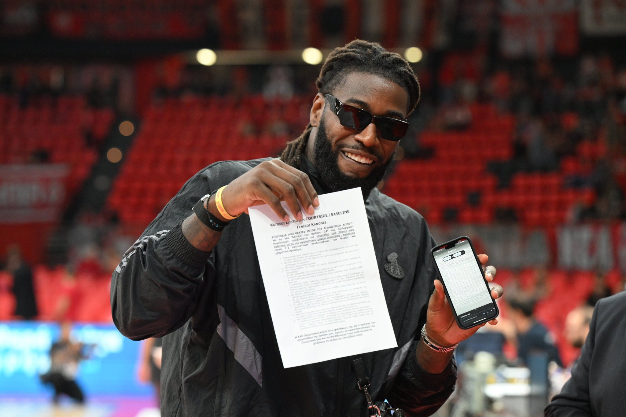 Ο Ολυμπιακός έδωσε οδηγίες στον Λεσόρ - Τι έγραφε το χαρτί που κρατούσε Ο Ολυμπιακός έδωσε οδηγίες στον Λεσόρ - Τι έγραφε το χαρτί που κρατούσε