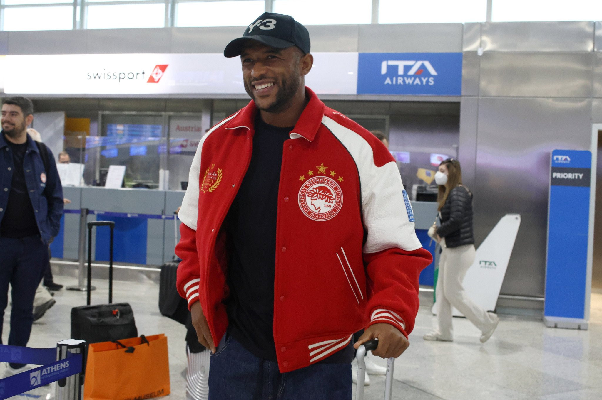 Πόσο κοστίζει και που μπορείτε να βρείτε το εντυπωσιακό επετειακό τζάκετ του Ολυμπιακού