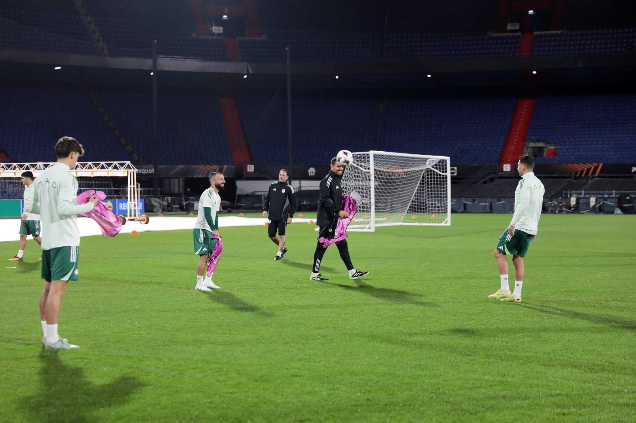 Χάος με το Φέγενορντ-Παναθηναϊκός, στον αέρα η διεξαγωγή του ματς!