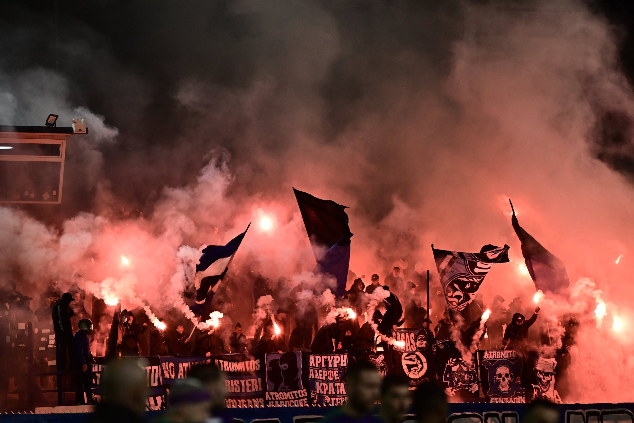 Φωτοβολίδες, κράνη, κοντάρια: Όλα όσα βρήκε η αστυνομία σε χώρο οπαδών του Ατρομήτου