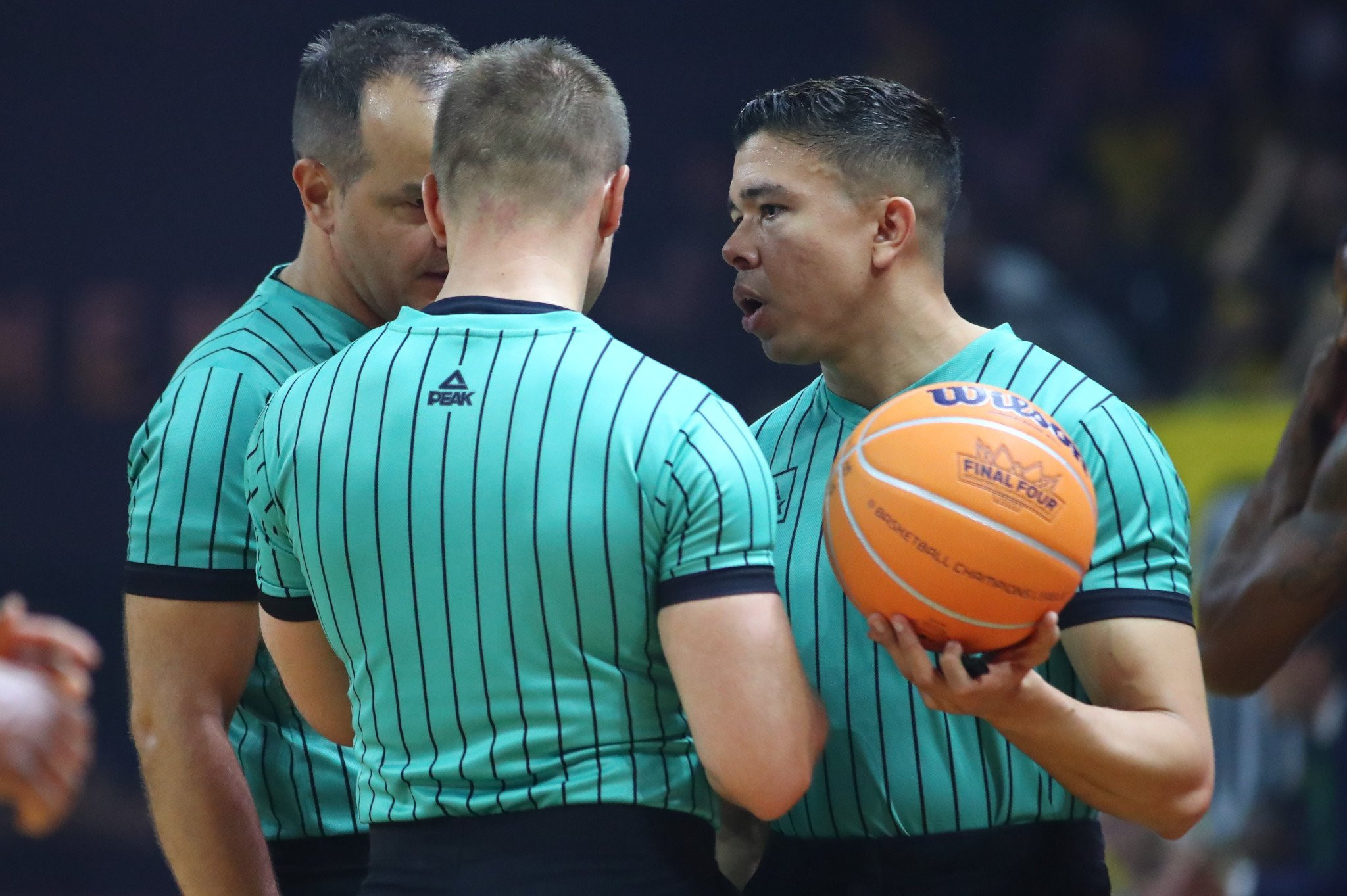 Η FIBA αναλύει τις δύσκολες φάσεις των αγώνων και τις αποφάσεις των διαιτητών της (video)