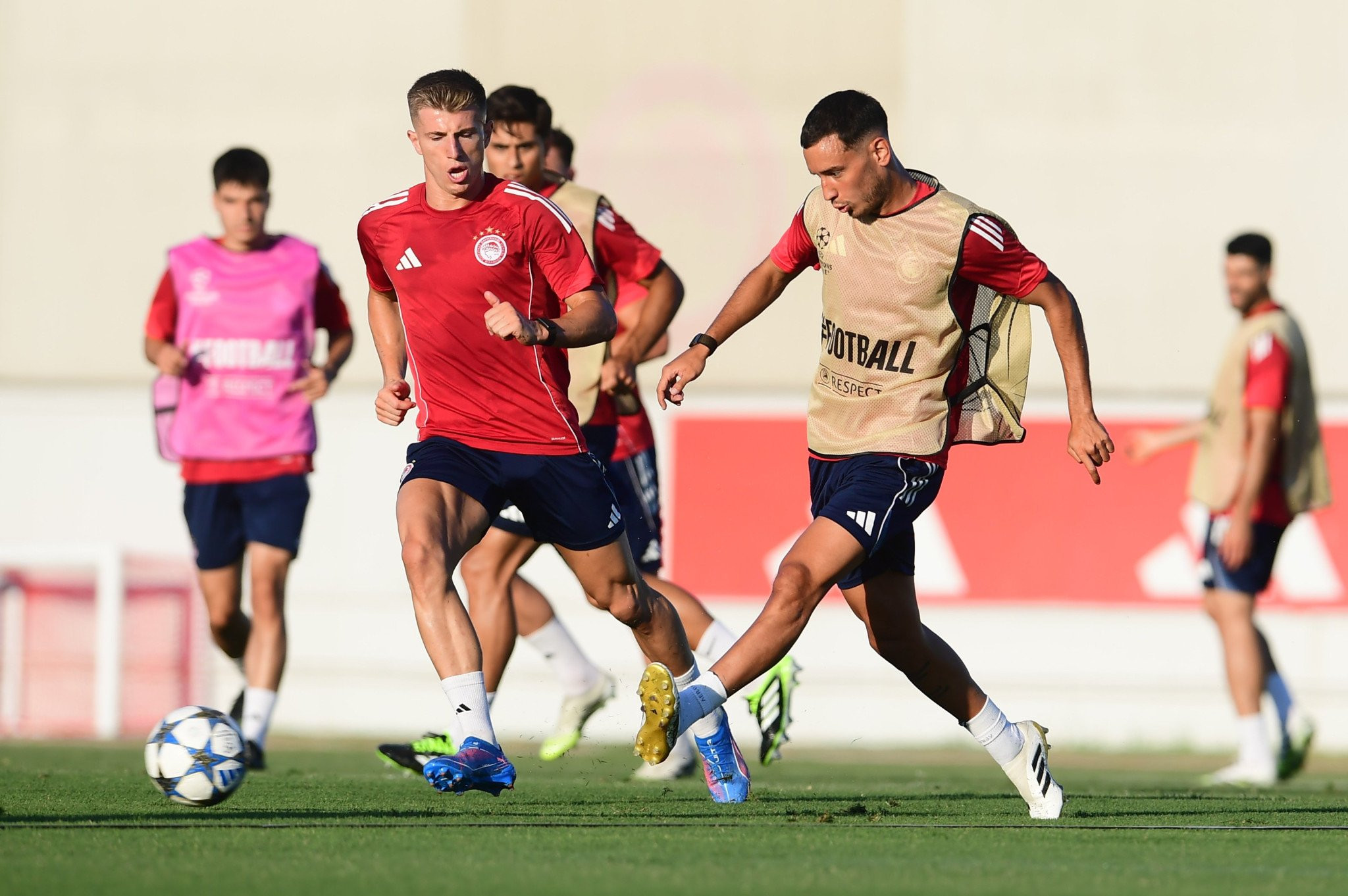 Ο έλεγχος των διεθνών και η πρώτη «γεμάτη» προπόνηση