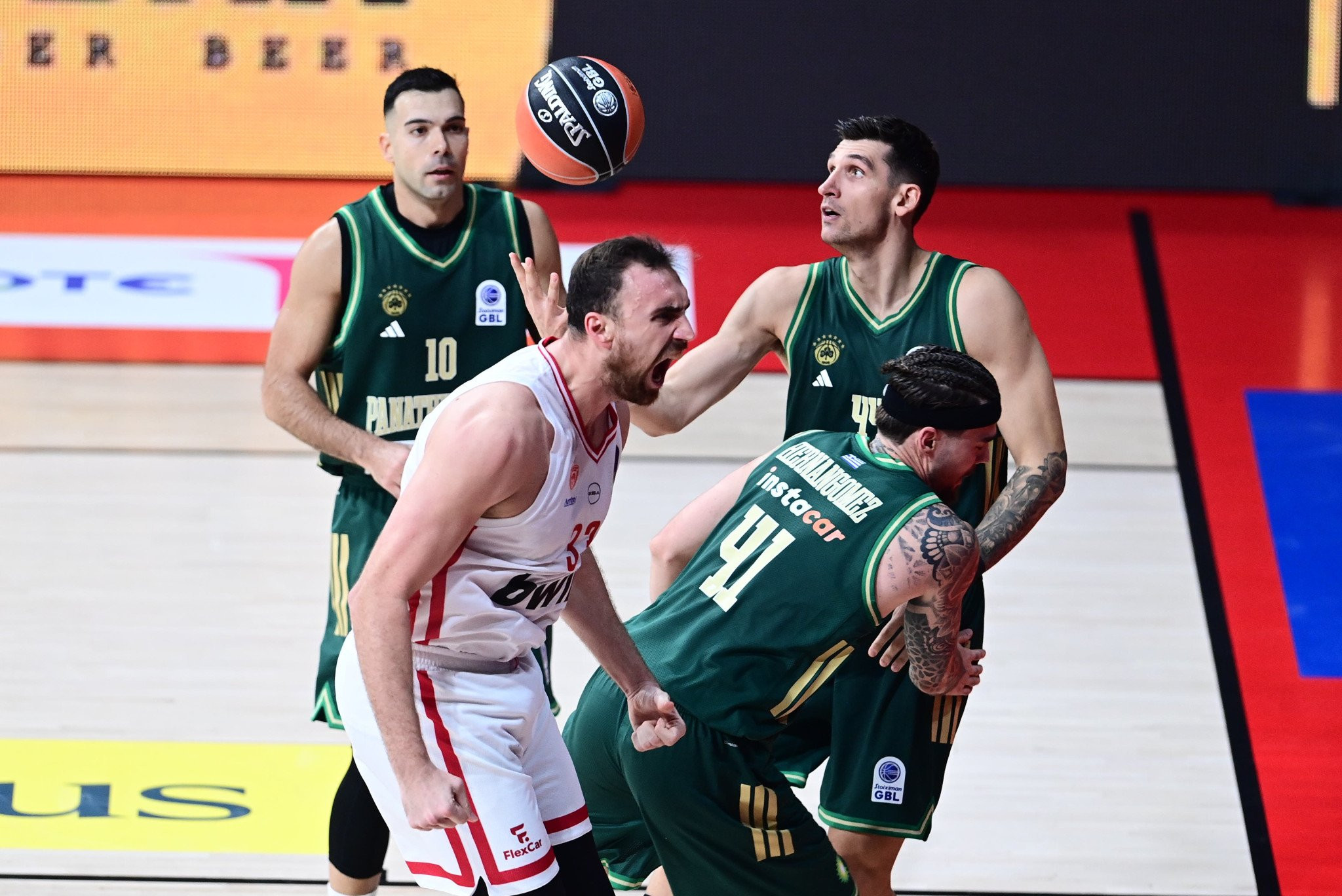 Τα highlights από το πρώτο ντέρμπι αιωνίων της σεζόν ανάμεσα σε Ολυμπιακό και Παναθηναϊκό (video)