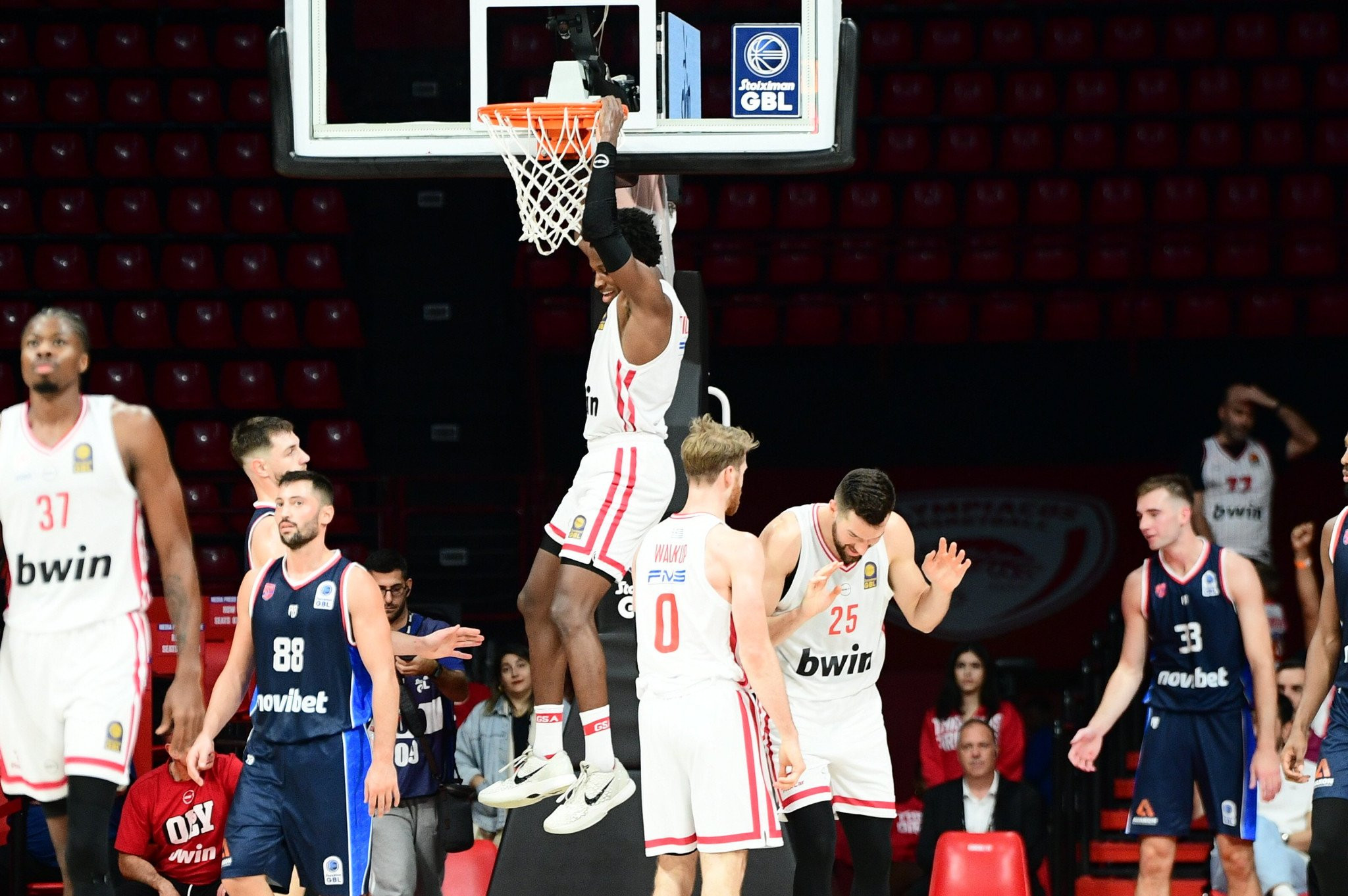 Τρομερό κάρφωμα του Νιλικίνα μετά από ασίστ του Πίτερς (video)