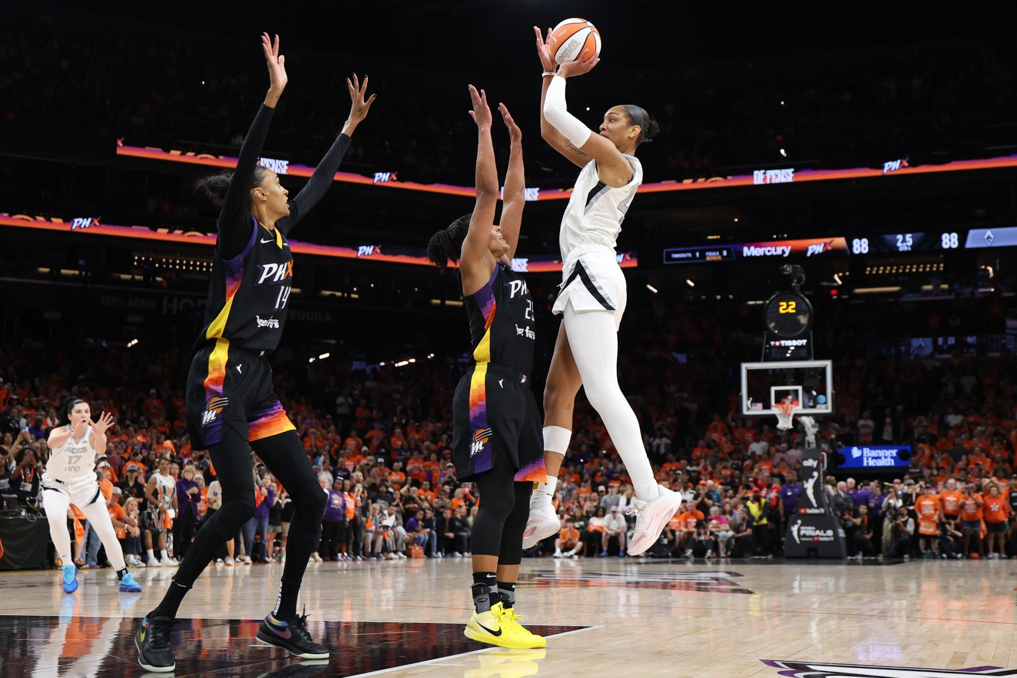 Στο WNBA γράφθηκε ιστορία: Το πρώτο buzzer beater κόντρα σε... παντρεμένο ζευγάρι (video)