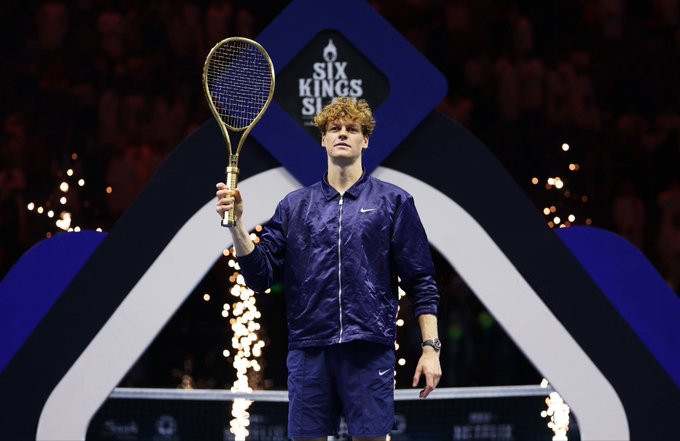 Ο Σίνερ τιμήθηκε με χρυσή ρακέτα αξίας 250.000 δολαρίων για τη νίκη του στο Six Kings Slam