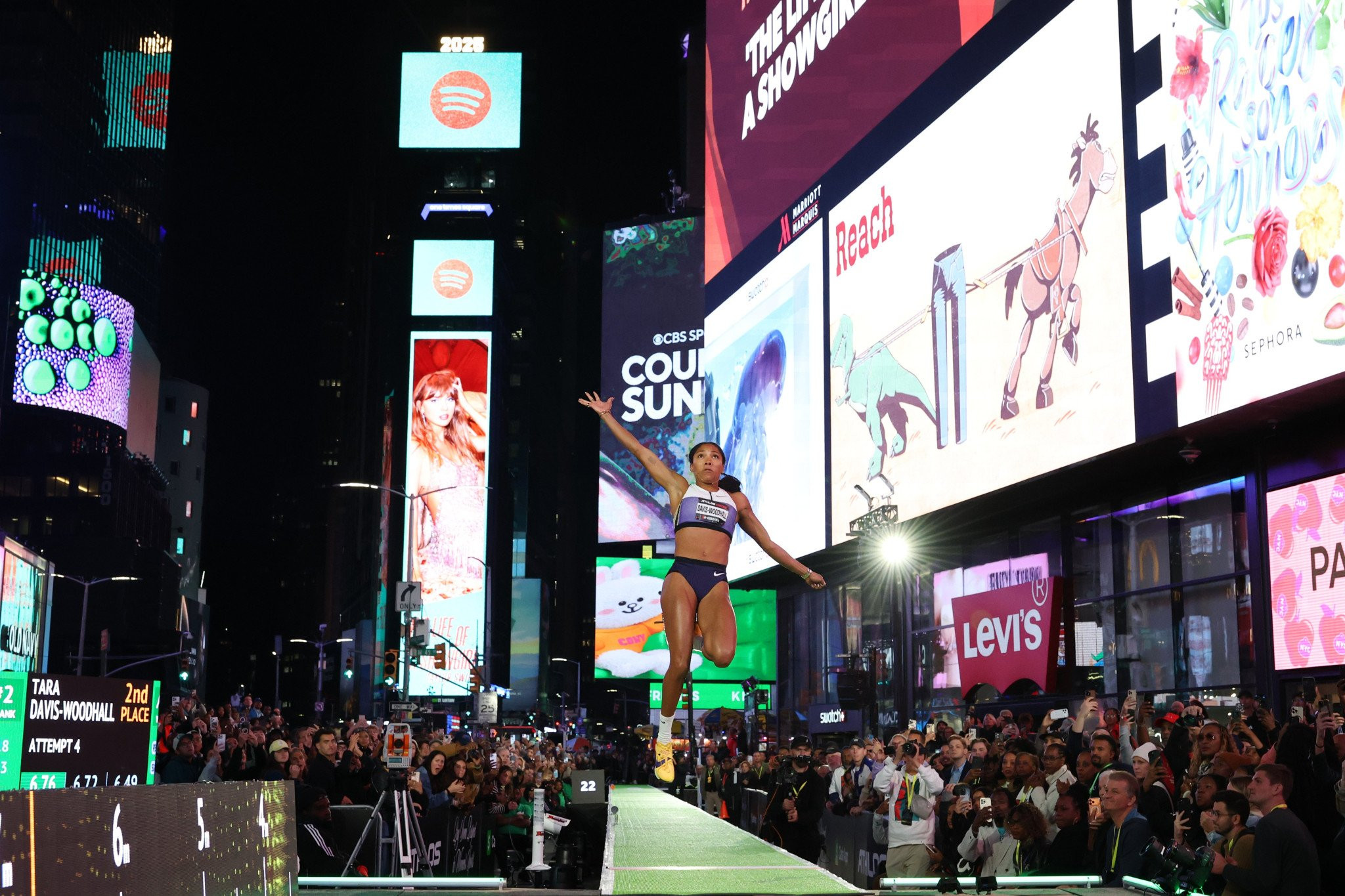 Άλμα εις μήκος στην Times Square: Ο συνιδρυτής του Reddit φέρνει την επανάσταση στον στίβο