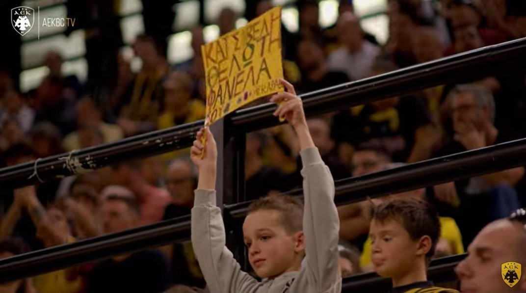 Οικογένειες, χαμόγελα και... πάρτι ομάδας-κόσμου: Η άλλη όψη της νίκης της ΑΕΚ κόντρα στην Καρδίτσα (video)
