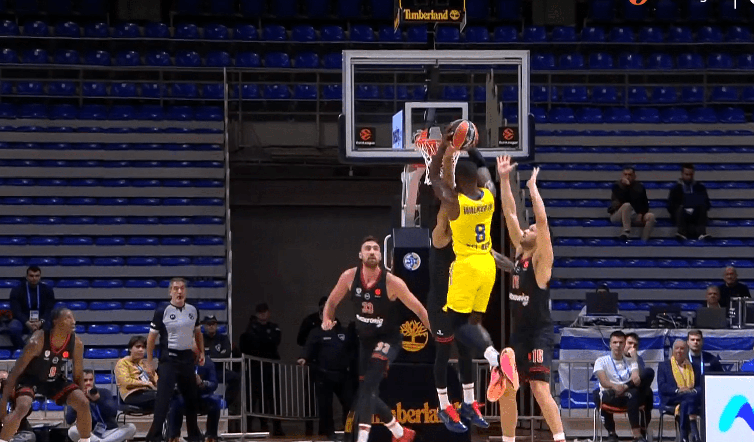 Το buzzer beater του Γουόκερ για το +8 της Μακάμπι απέναντι στον Ολυμπιακό στο ημίχρονο (video)