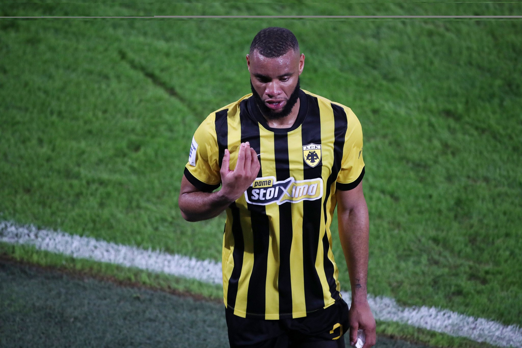 Η αποβολή του Μουκουντί με απευθείας κόκκινη κάρτα στο ΑΕΚ - ΠΑΟΚ (video)