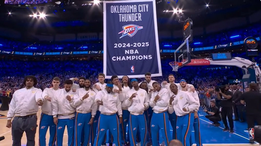 Μεγάλες στιγμές στην OKC: Οι Θάντερ παρέλαβαν τα δαχτυλίδια πρωταθλητών και ύψωσαν το banner (video)