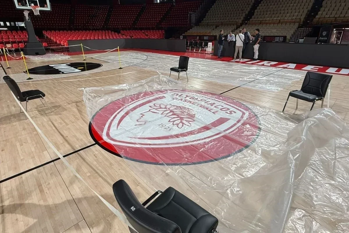 Η οροφή του ΣΕΦ έσταξε και οι άνθρωποι του Ολυμπιακού άπλωσαν μουσαμάδες για να προστατευτεί το παρκέ (video)