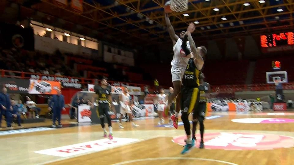 «Dunk Contest» στην Πάτρα: Το απίστευτο κάρφωμα του Κόλμαν κόντρα στο Μαρούσι (video)