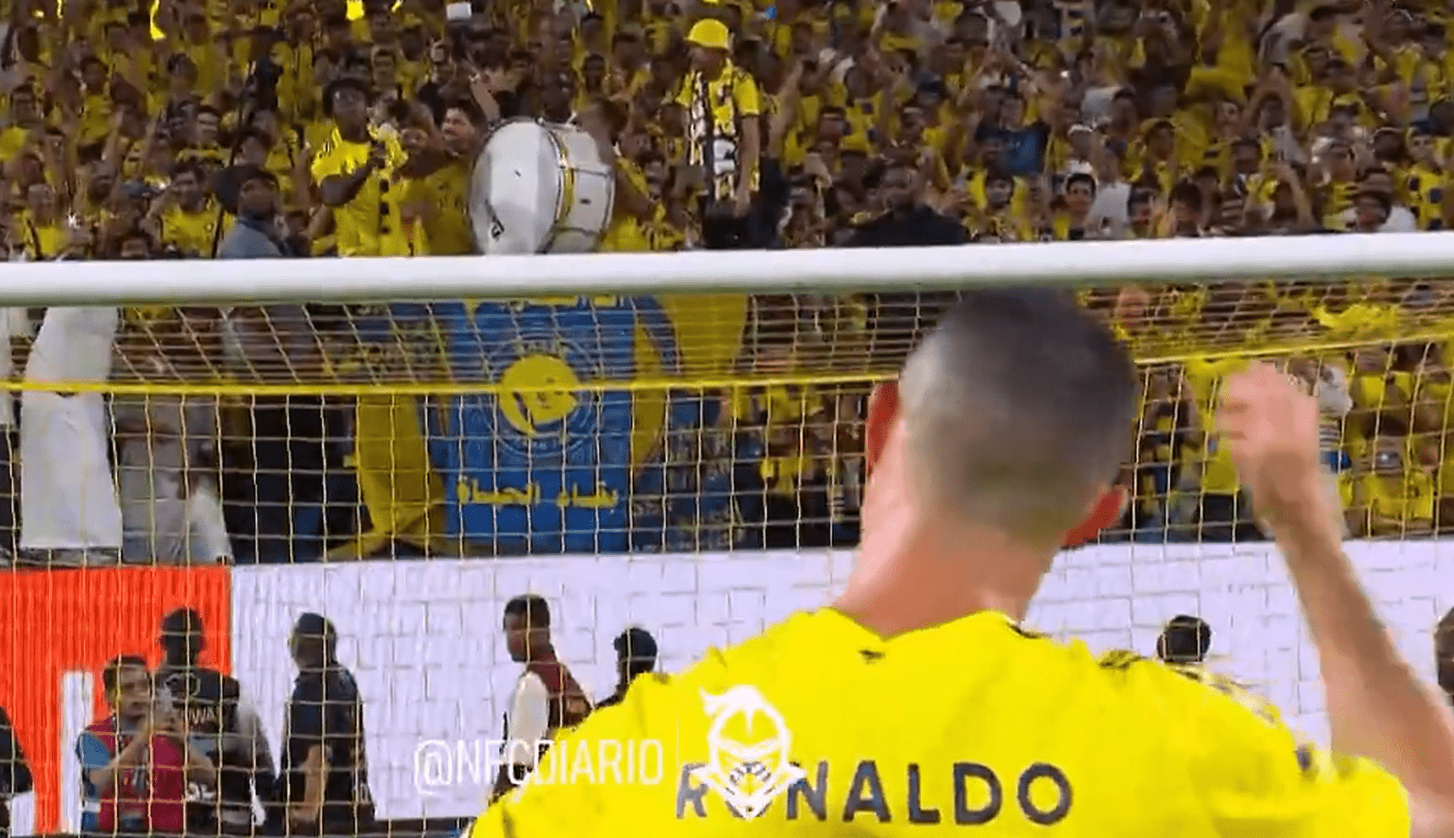 «Τρελάθηκε» ο Κριστιάνο - Εδειχνε στον IShowSpeed πώς να χτυπάει το τύμπανο στην εξέδρα (video)