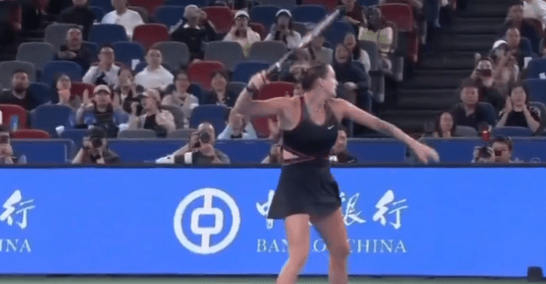 Παραλίγο ατύχημα από τα... νεύρα της: Η Σαμπαλένκα πέταξε τη ρακέτα και λίγο έλειψε να βρει το ball kid (video)