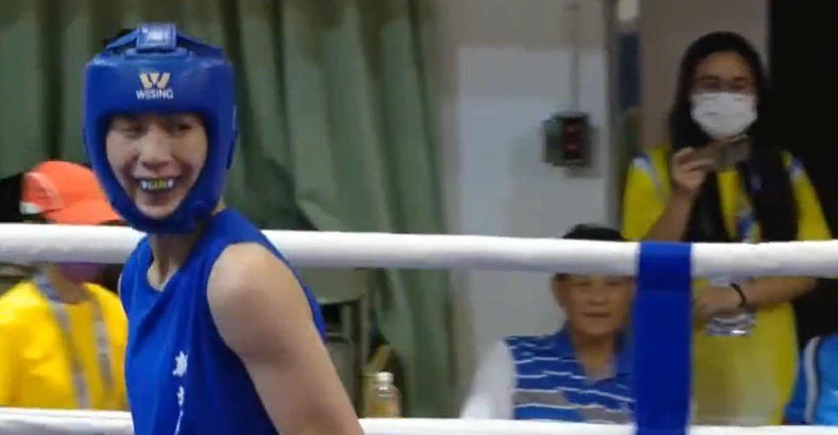 Γυναίκα πυγμάχος, που κατηγορείται ότι είναι άνδρας, έριξε με τη μία νοκ άουτ την αντίπαλό της (video)