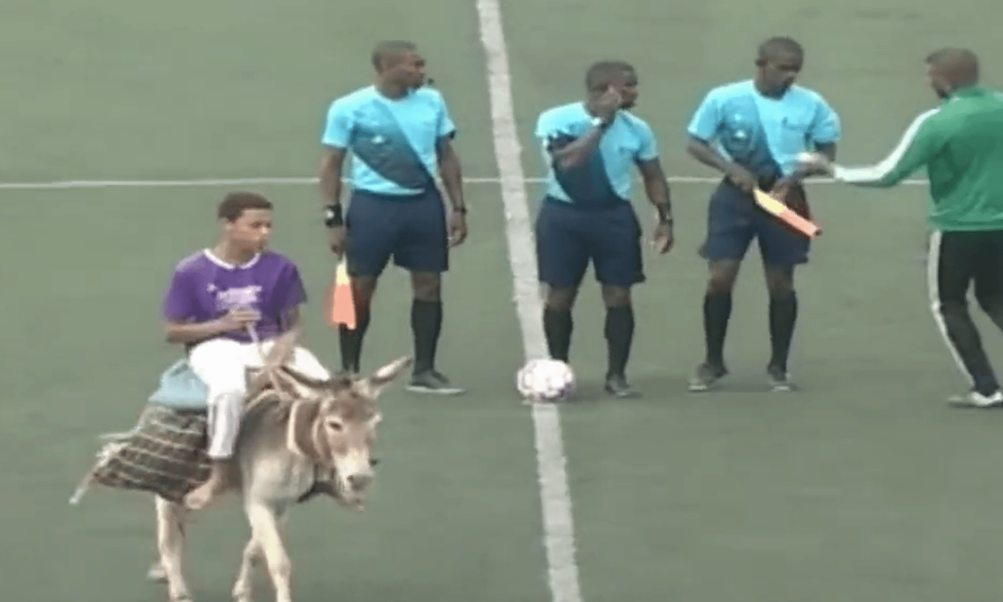 Το θαύμα του Πράσινου Ακρωτηρίου - 90 ομάδες, ένα όνειρο Μουντιάλ και ένας γάιδαρος που έγινε σύμβολο (video)