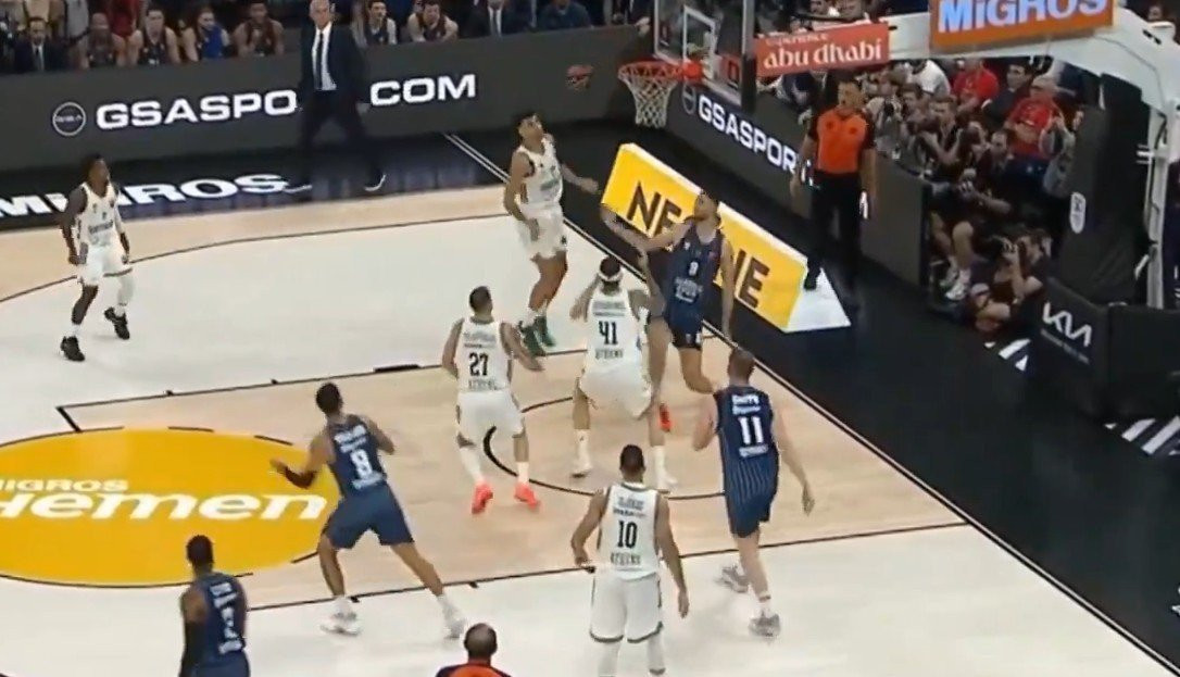 H στιγμή του σοκαριστικού τραυματισμού του Παπαγιάννη (video)