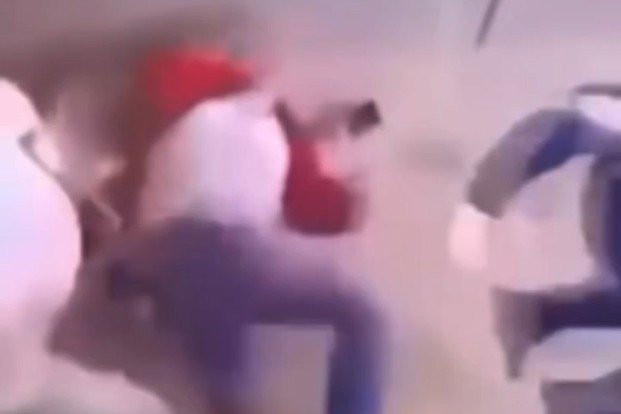 Η ανάρτηση του Κώστα Καραπαπά με βίντεο από ξυλοδαρμό ηλικιωμένου φιλάθλου του Ολυμπιακού στη Λάρισα (video)