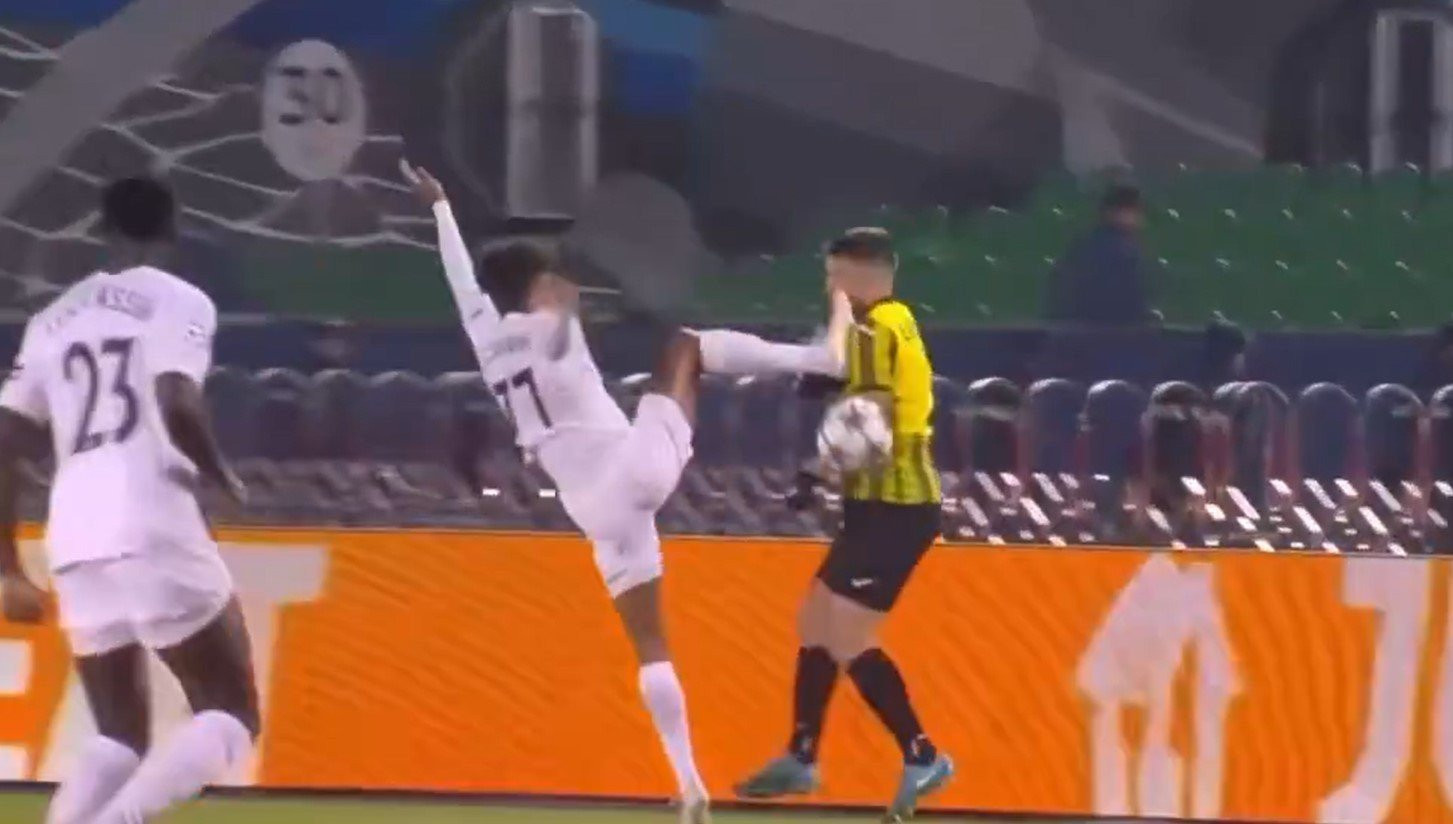 Το «δολοφονικό» μαρκάρισμα του Κορέια που επέσυρε την κόκκινη κάρτα στο Καϊράτ - Πάφος (video)