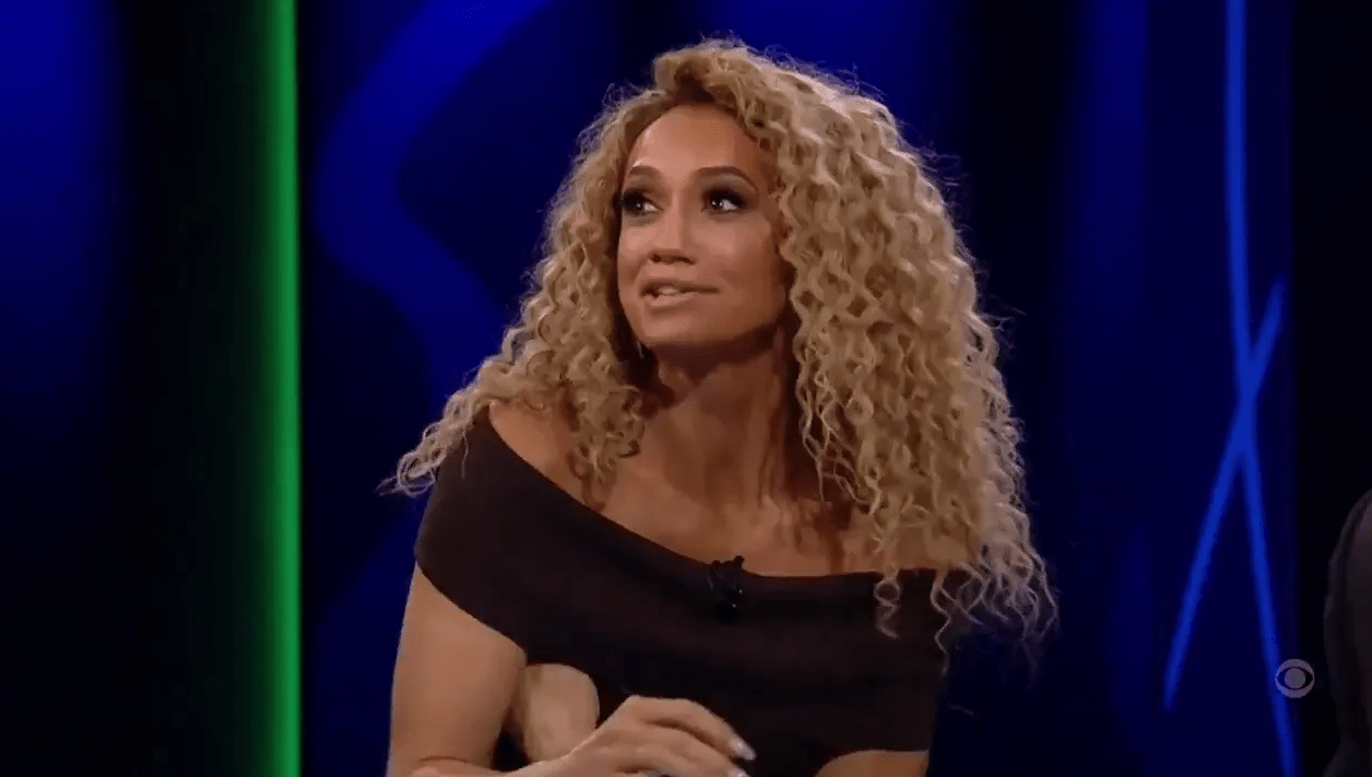 Το ντροπιαστικό ατύχημα της Κέιτ Σκοτ «On air» - Της σκίστηκε η μπλούζα (video)