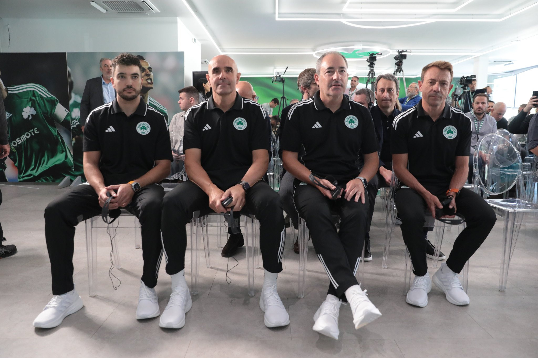 Στην παρουσίαση του Μπενίτεθ και οι τέσσερις στενοί συνεργάτες του Στην παρουσίαση του Μπενίτεθ και οι τέσσερις στενοί συνεργάτες του