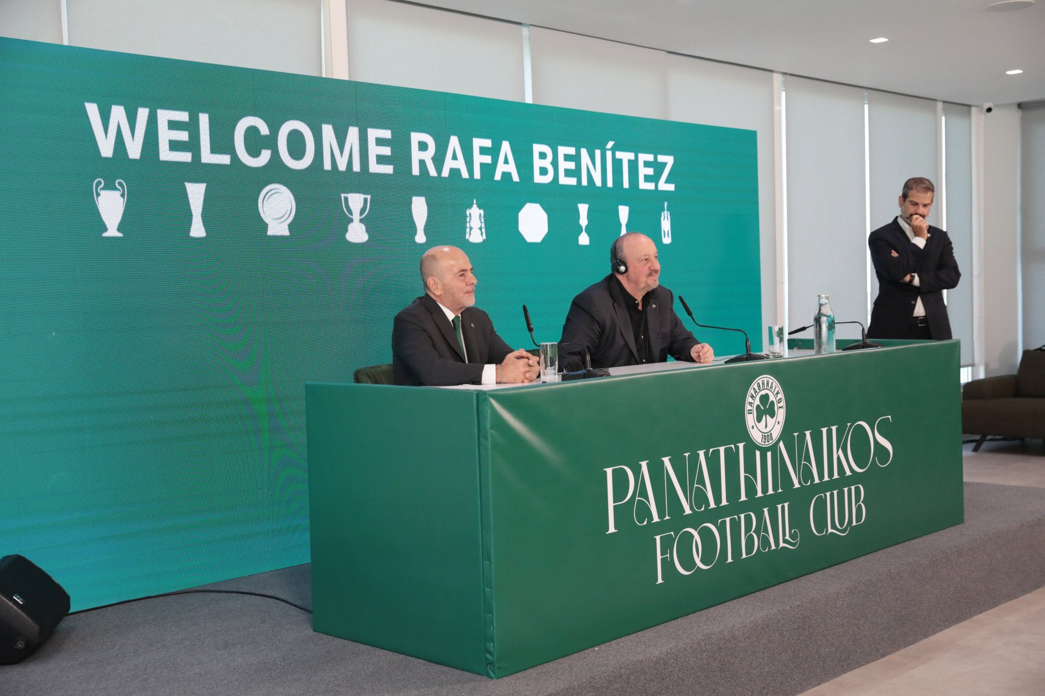 Ο Παναθηναϊκός καλωσόρισε τον Μπενίτεθ με όλους τους τίτλους που έχει κατακτήσει