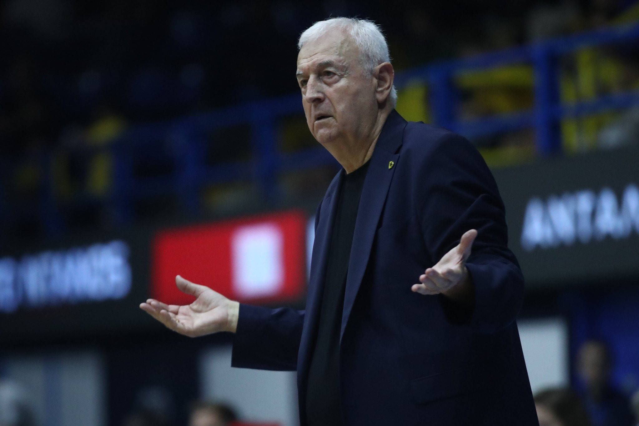 Πιθανή συνάντηση Αγγελόπουλου-Σάκοτα, στα... κάγκελα ο προπονητής της ΑΕΚ με τη διαιτησία στο Περιστέρι