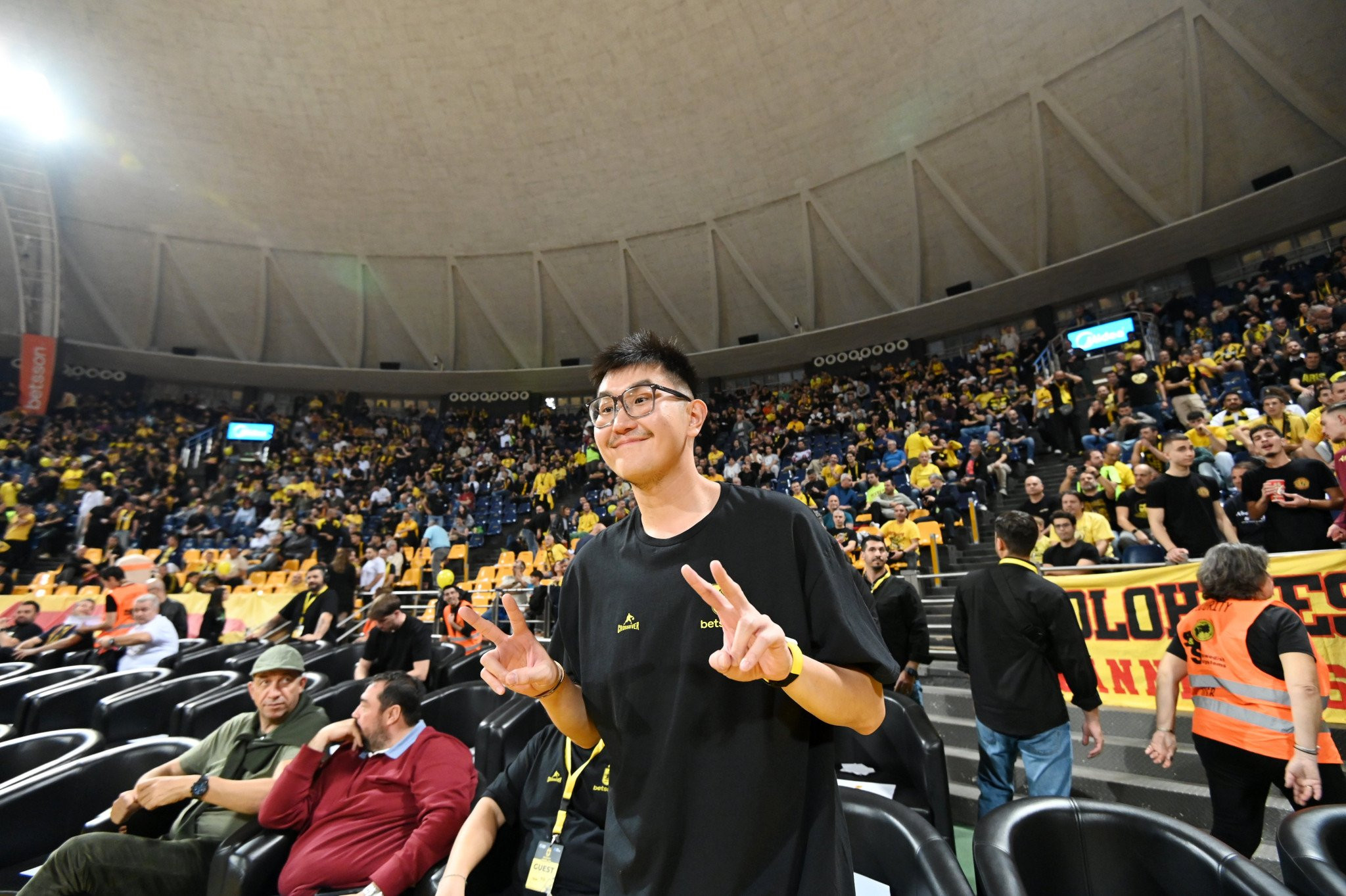 Στο Παλέ ο Σιάο για το ντέρμπι ανάμεσα σε Άρη και ΠΑΟΚ - Χειροκρότημα από τον κόσμο (video)