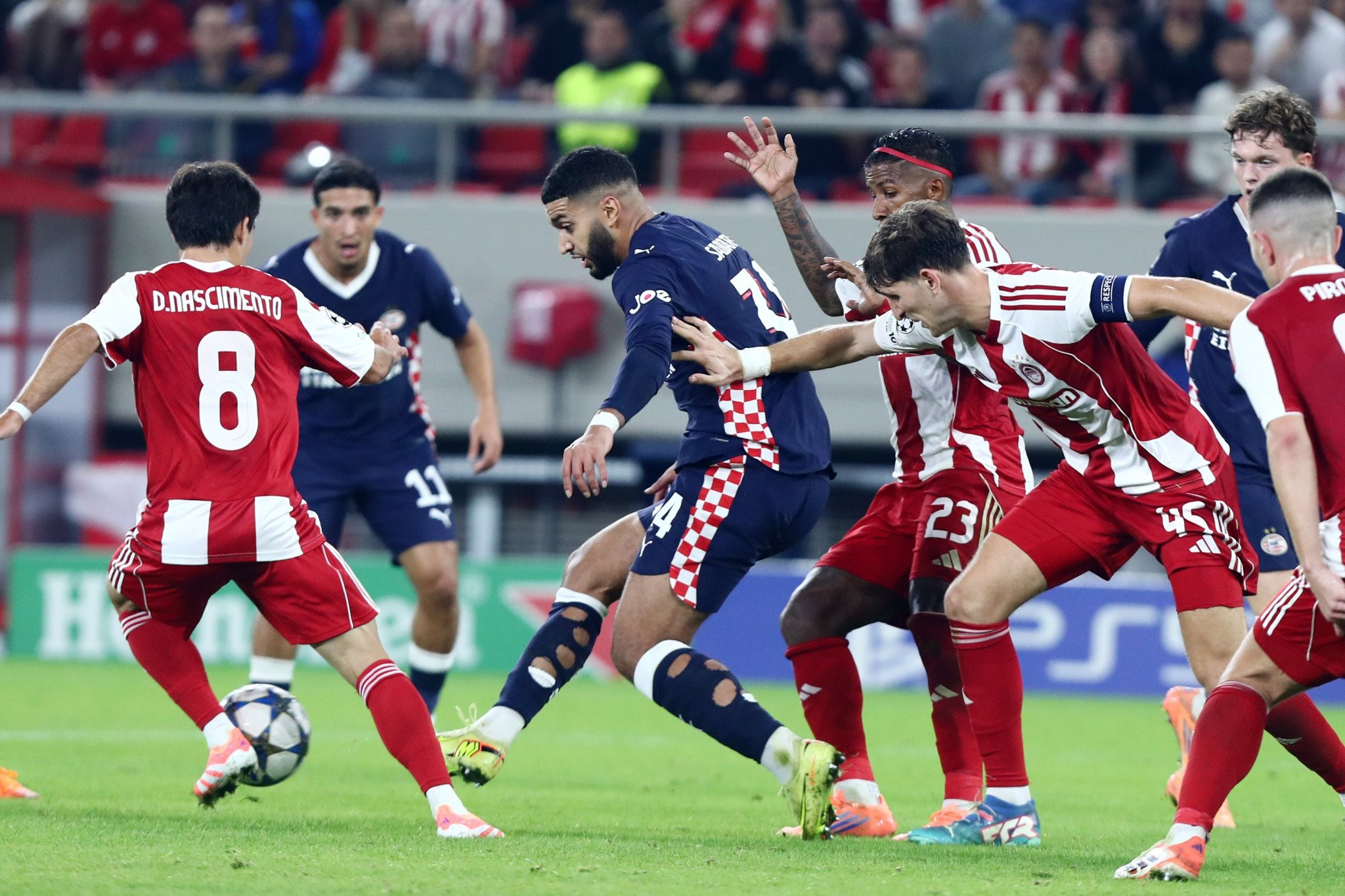 Την... πάτησε στο φινάλε ο Ολυμπιακός και αδίκησε τον εαυτό του - Ισοφαρίστηκε στο 93' από την Αϊντχόφεν