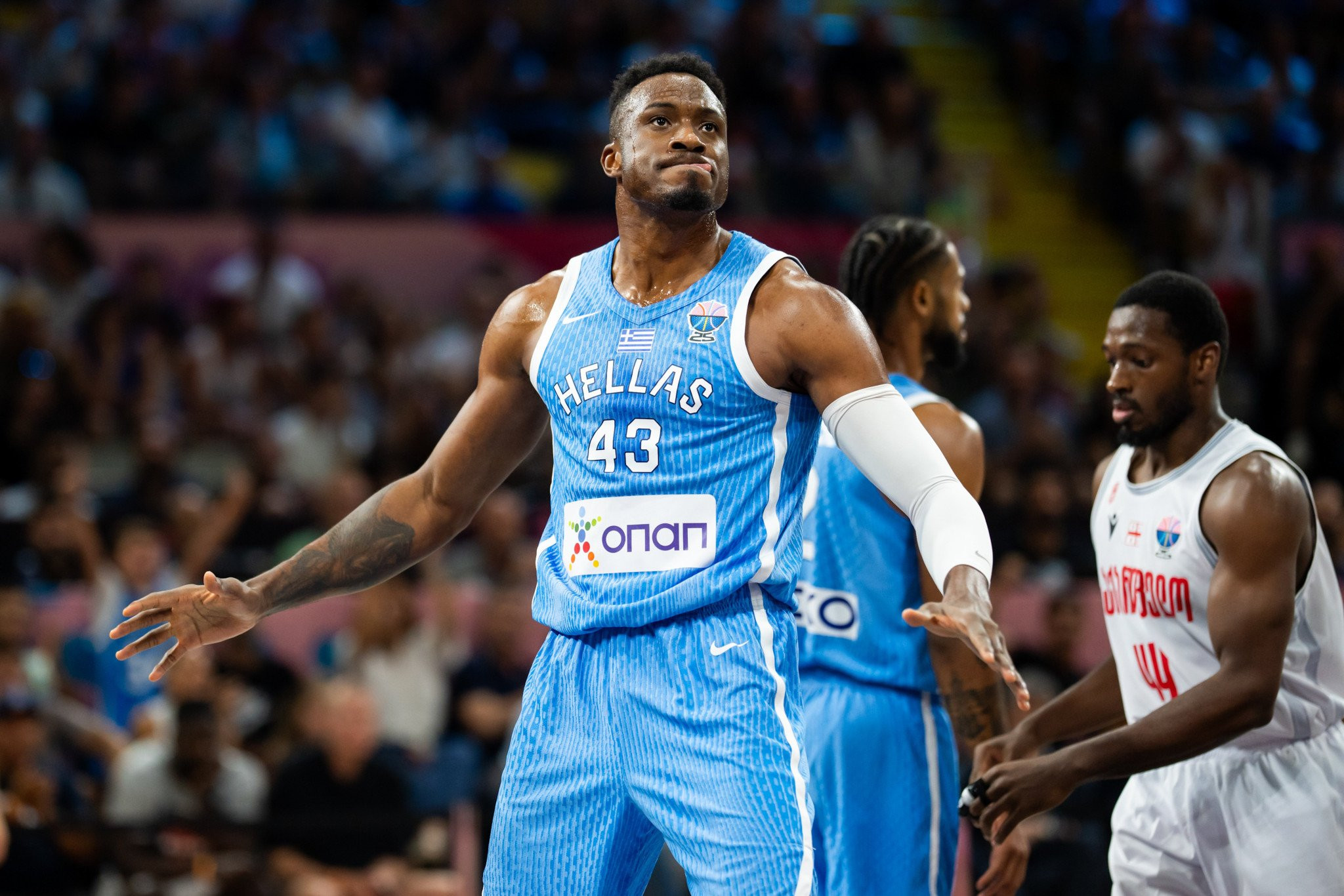 Ο «elevator» Θανάσης Αντετοκούνμπο σε καμπάνια για την πιστοποίηση των ασανσέρ σε όλη τη χώρα