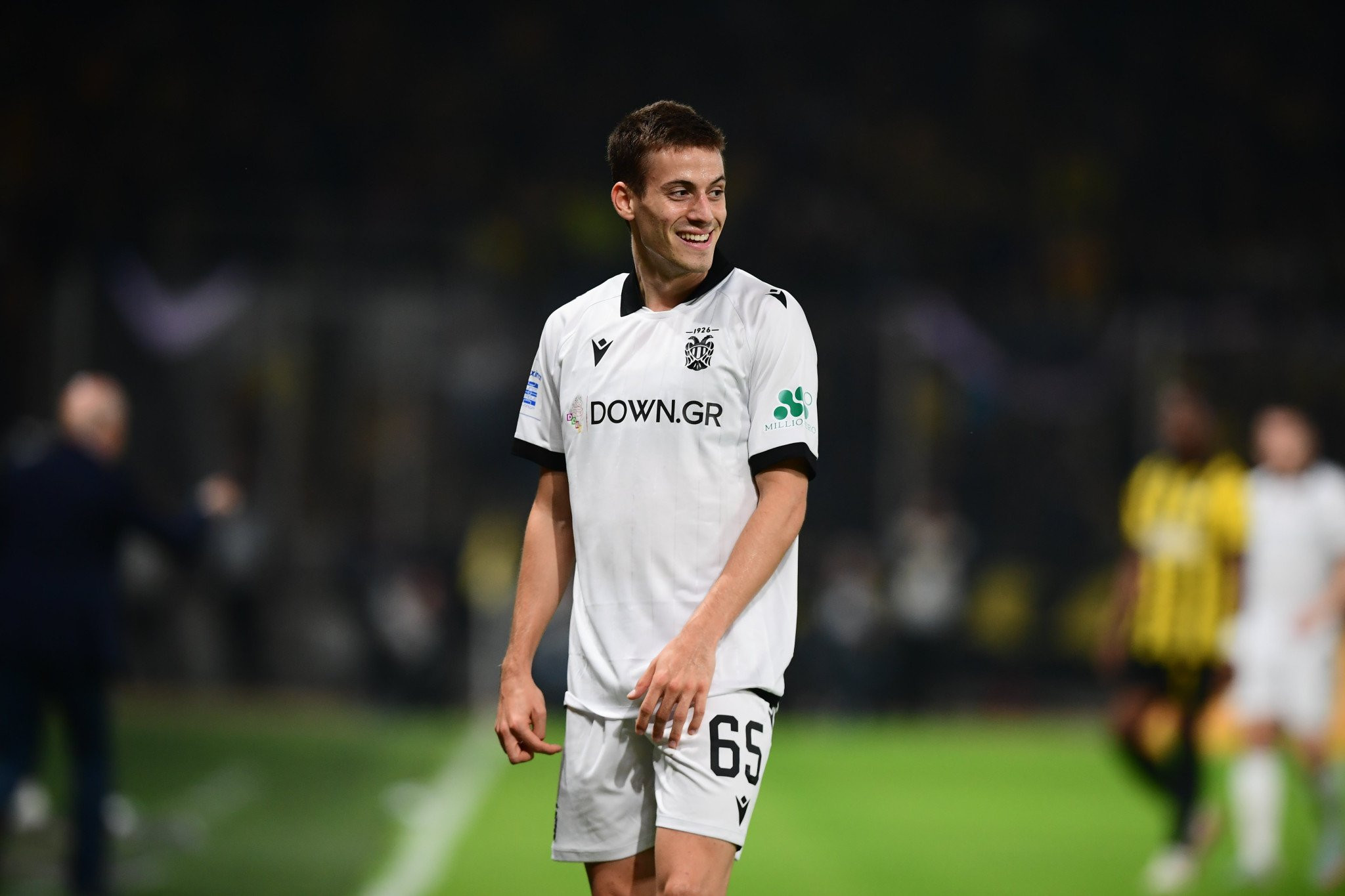 Ο Κωνσταντέλιας έγινε... τραγούδι - «Αυτός μοιράζει τις σακούλες σαν παστέλια» (video)