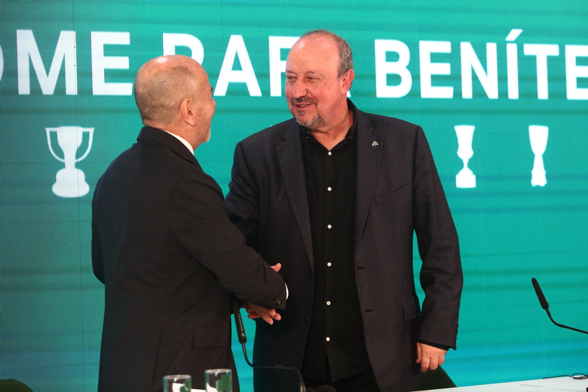 Η χειραψία Αλαφούζου - Μπενίτεθ στην παρουσίαση του Ισπανού Η χειραψία Αλαφούζου - Μπενίτεθ στην παρουσίαση του Ισπανού