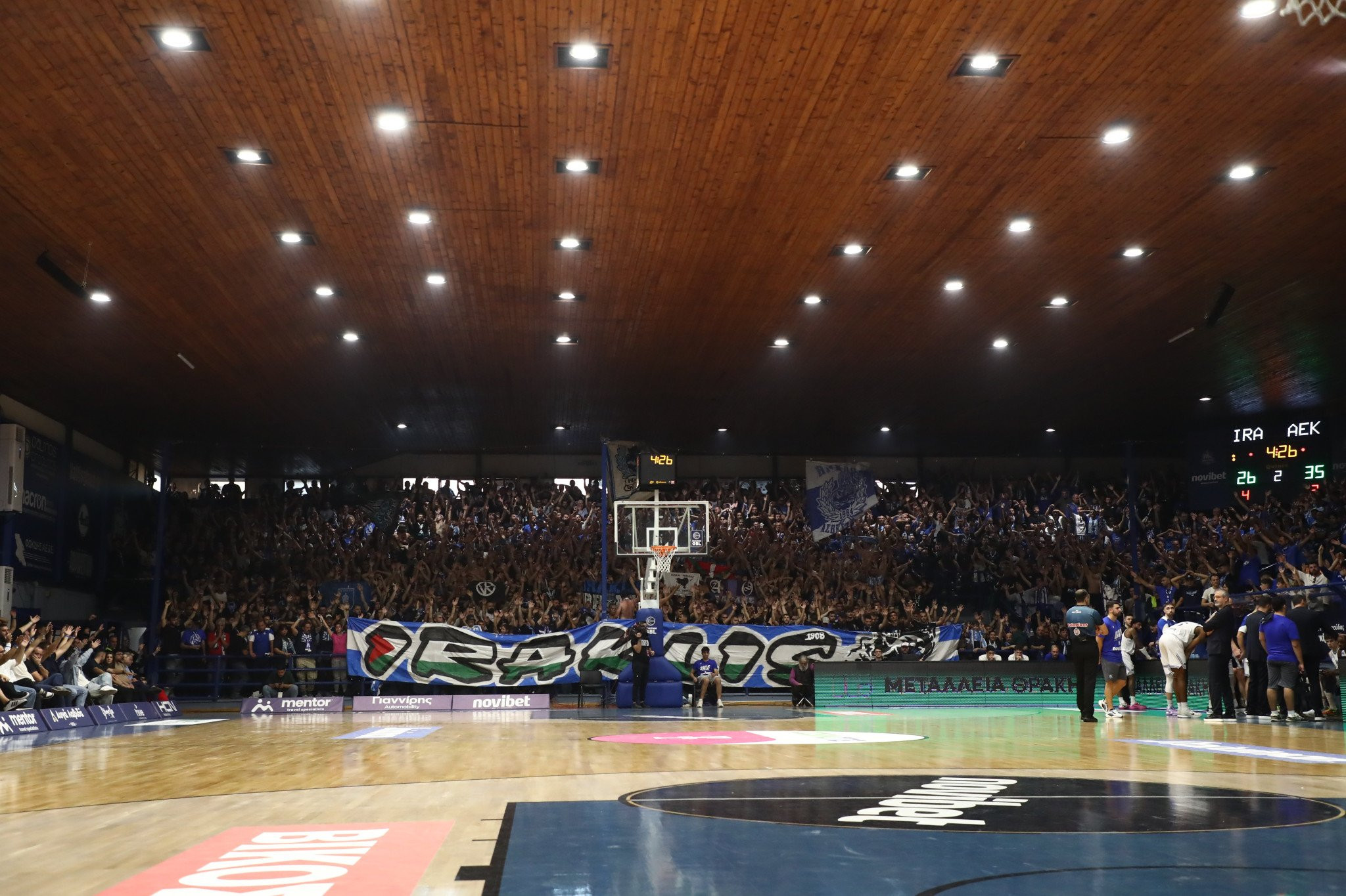 «Ηλεκτρισμένη» ατμόσφαιρα στο Ιβανώφειο, ο κόσμος του Ηρακλή γέμισε κάθε γωνία (video)