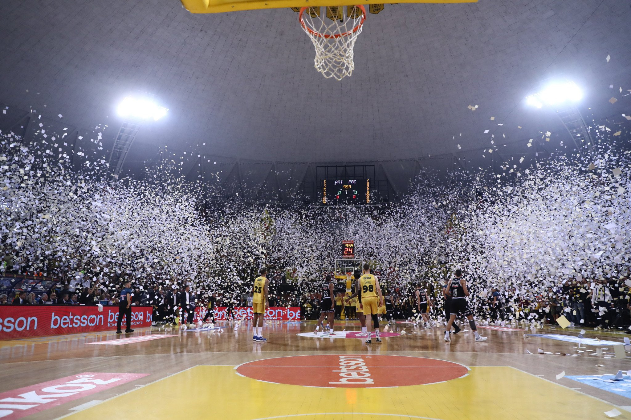 Aπίστευτη ατμόσφαιρα και χιλιάδες χαρτάκια πριν το τζάμπολ του Άρης - ΠΑΟΚ (video)