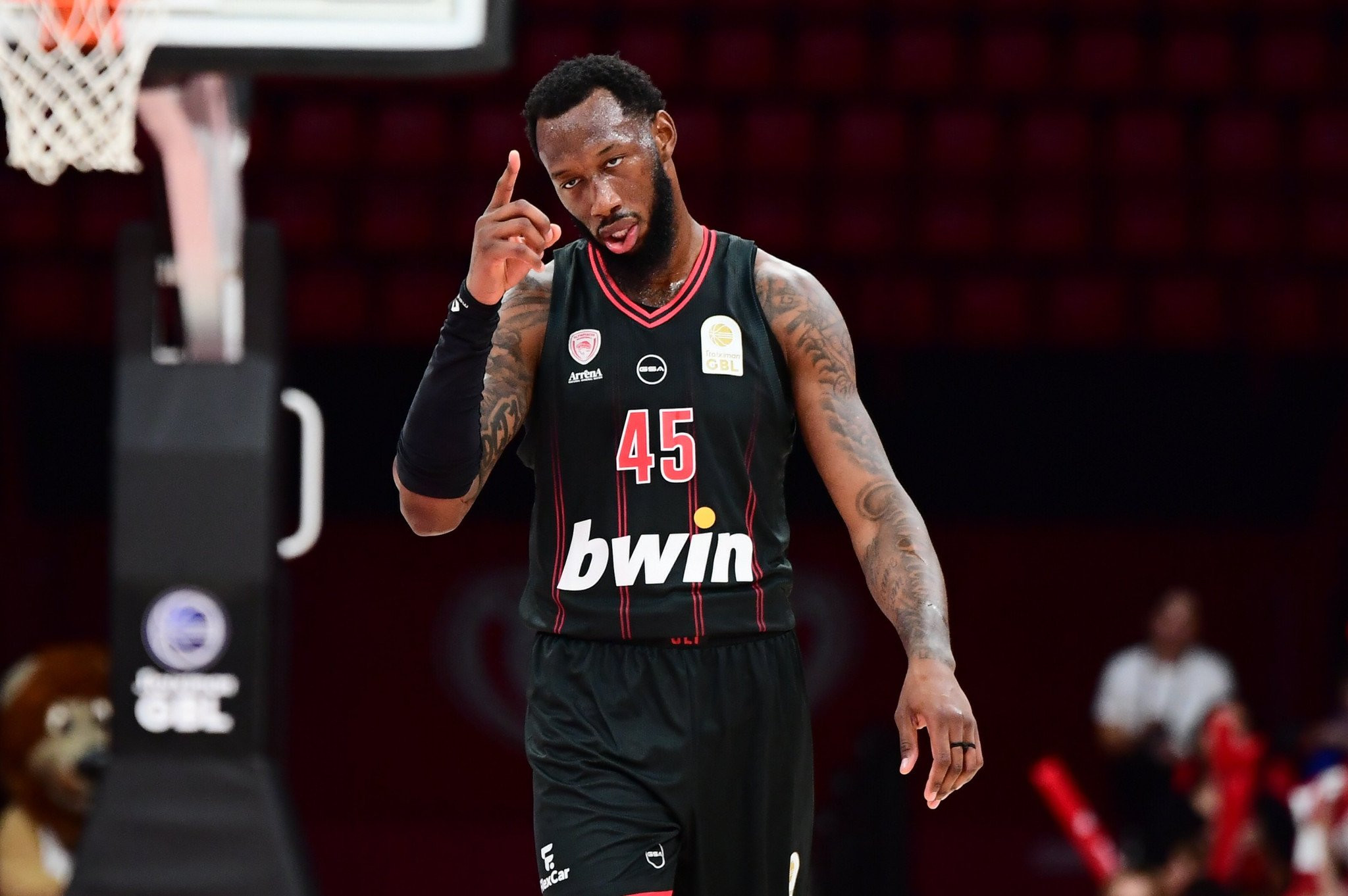 Ασύλληπτο ημίχρονο από τον Χολ με 19 πόντους δίχως να χάσει σουτ! (video)