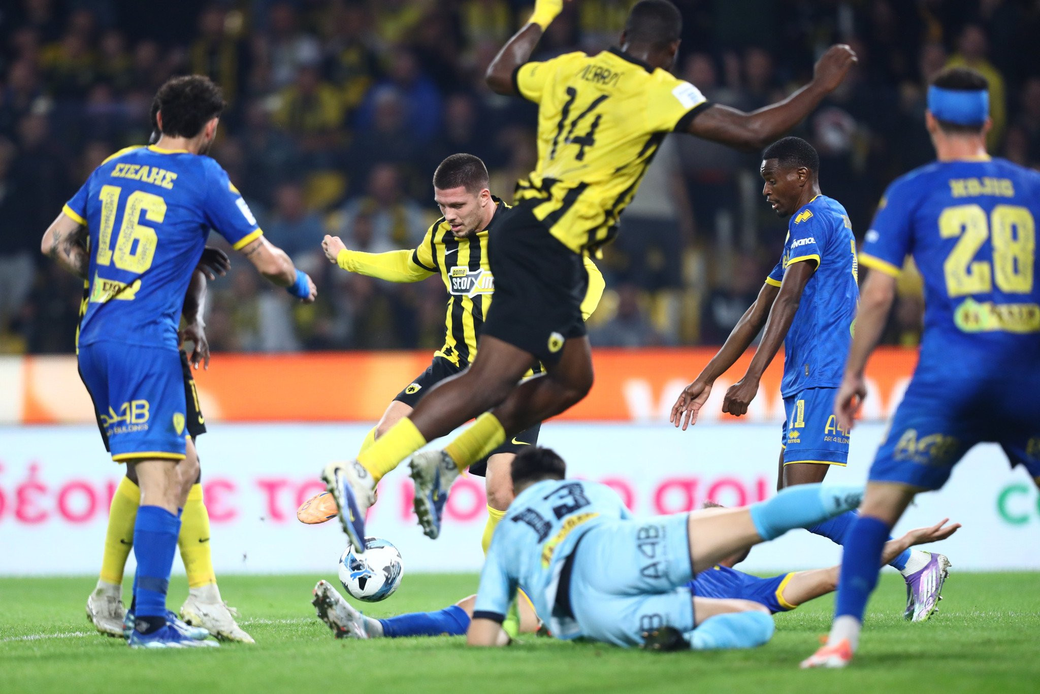 Το γκολ της ΑΕΚ που ακυρώθηκε για φάουλ του Γιόβιτς στον Μαυρία (video)