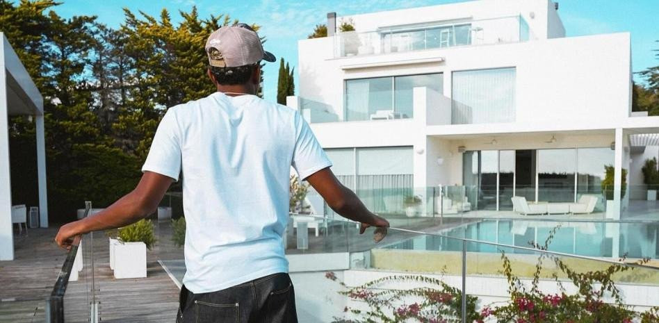 Ο Γιαμάλ «επιδεικνύει» τη νέα του υπερπολυτελή έπαυλη που του κόστισε πάνω από 10 εκατ. ευρώ