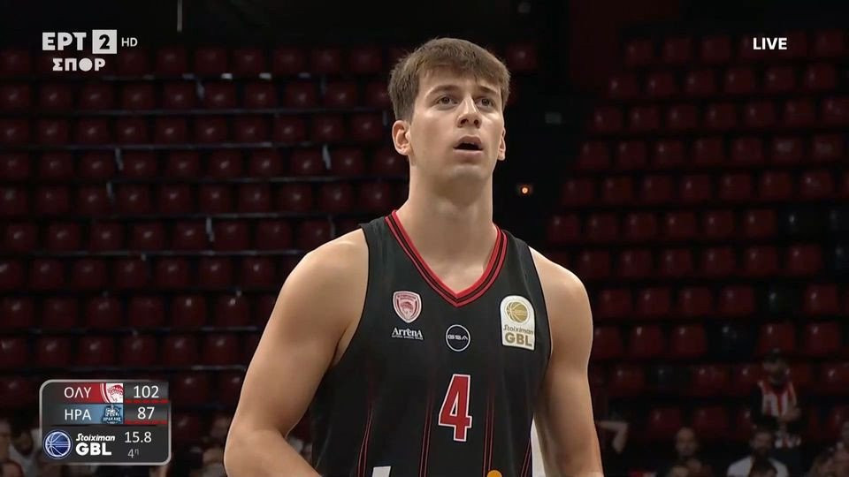 Ο Μωραΐτης έκανε επίτηδες φάουλ στον Μπουρνελέ για  να σκοράρει ο νεαρός παίκτης του Ολυμπιακού (video)