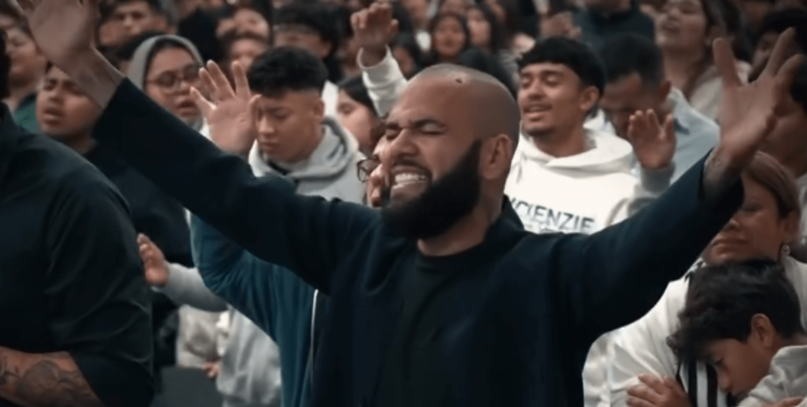 Η νέα ζωή του Ντάνι Άλβες - Από αστέρας στα γήπεδα σε ιεροκήρυκας σε εκκλησία της Χιρόνα (video)