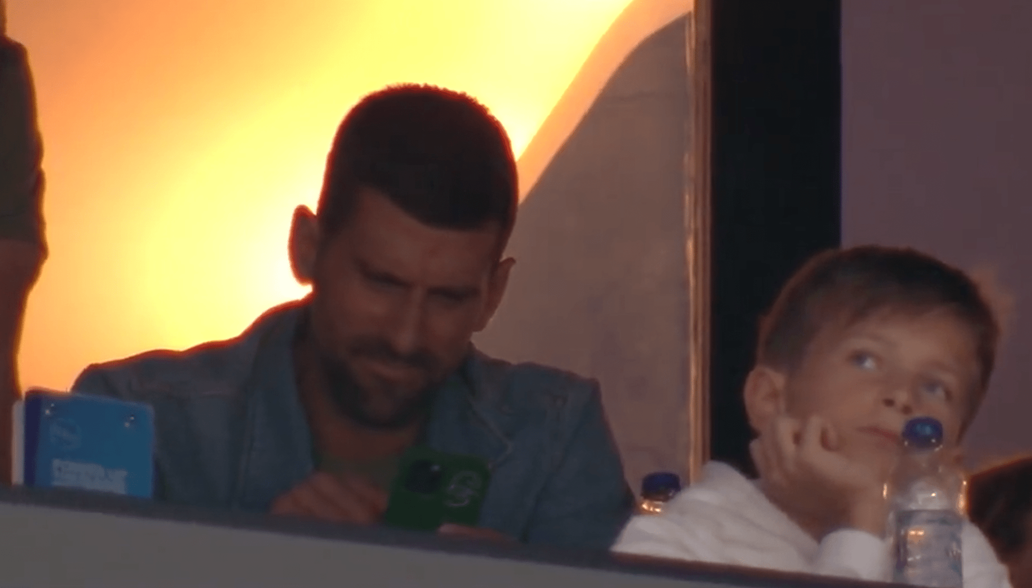 Ο Τζόκοβιτς στην Αθήνα: Ο λόγος που τον αποδοκίμασαν οι οπαδοί του Παναθηναϊκού και τα πρόσωπα έκπληξη δίπλα του