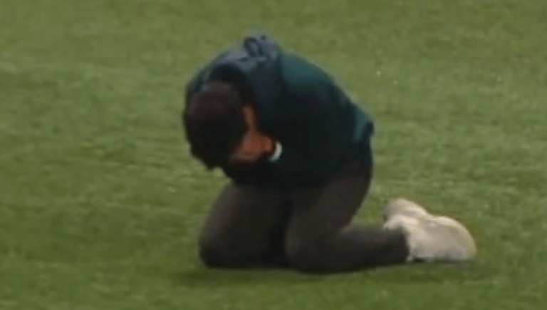 Η τρομερή στιγμή με τον Αμπέλ Φερέιρα να γονατίζει στο γήπεδο μετά την πρόκριση της Παλμέιρας (video)