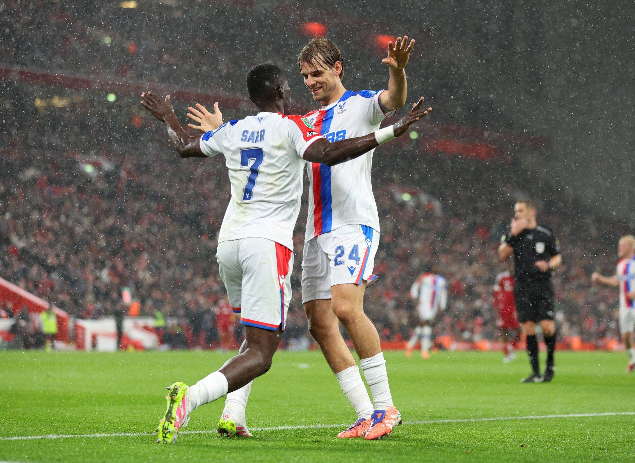 Με δύο γκολ του Σαρ, η Κρίσταλ Πάλας έβαλε στα... σχοινιά την Λίβερπουλ (video)