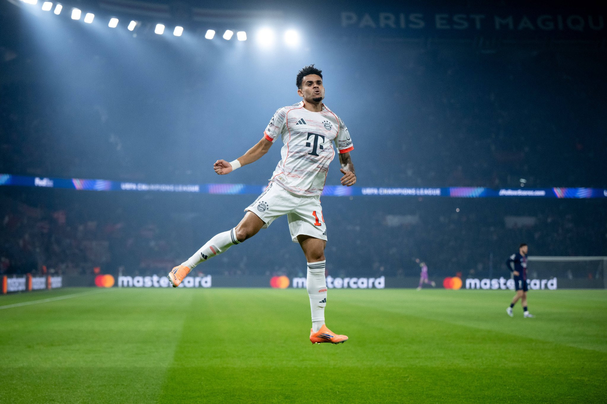 Ο Ντίαζ «πυροβόλησε» δύο φορές πριν αποβληθεί κι η Μπάγερν πήρε σπουδαίο «διπλό» στην Παρί