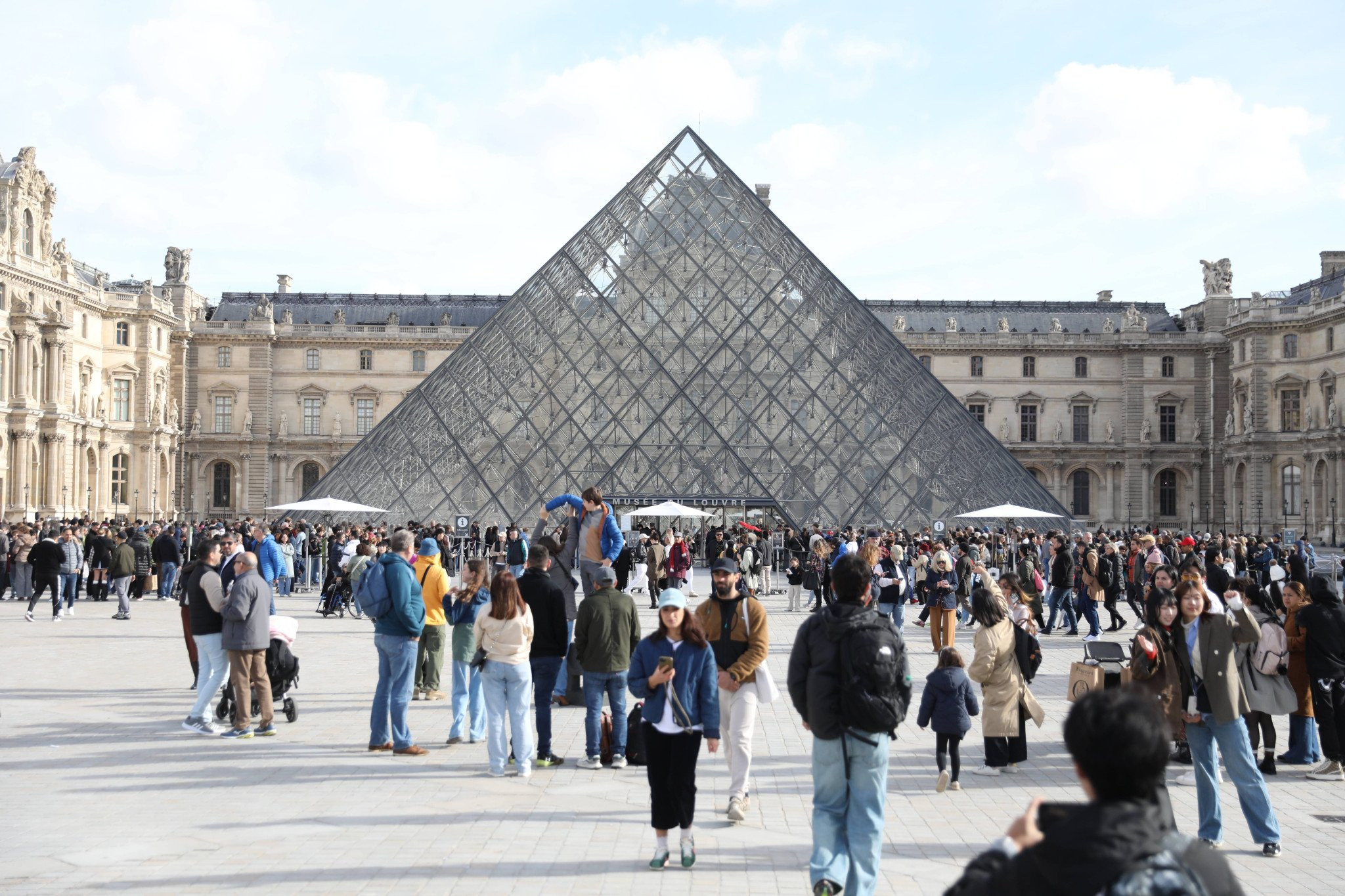 Τέσσερις ύποπτοι για τη ληστεία στο Λούβρο συνελήφθησαν την ώρα που πήγαιναν στο γήπεδο