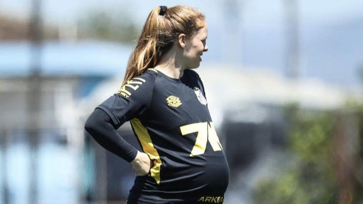 Ποδοσφαιρίστρια στη Βραζιλία κάνει προπονήσεις ούσα 8 μηνών έγκυος!