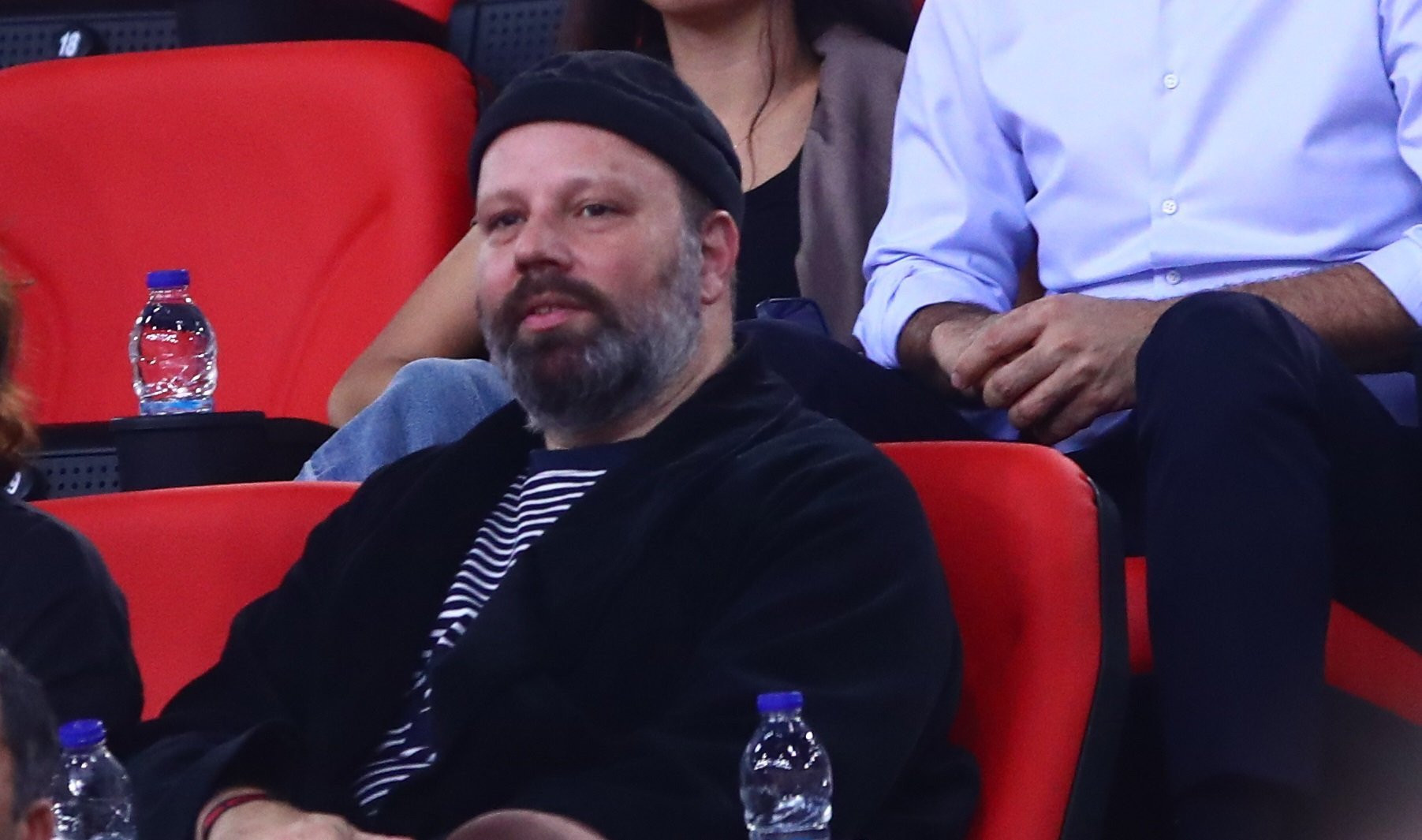 Αυτή είναι η σύζυγος του Λάνθιμου - Την είχε δίπλα του χθες στο Στάδιο Ειρήνης και Φιλίας (photo)