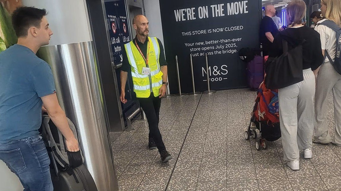 Απίστευτο κι όμως αληθινό: Ομάδα της Αγγλίας θέλει να προσλάβει για προπονητή έναν υπάλληλο αεροδρομίου Απίστευτο κι όμως αληθινό: Ομάδα της Αγγλίας θέλει να προσλάβει για προπονητή έναν υπάλληλο αεροδρομίου